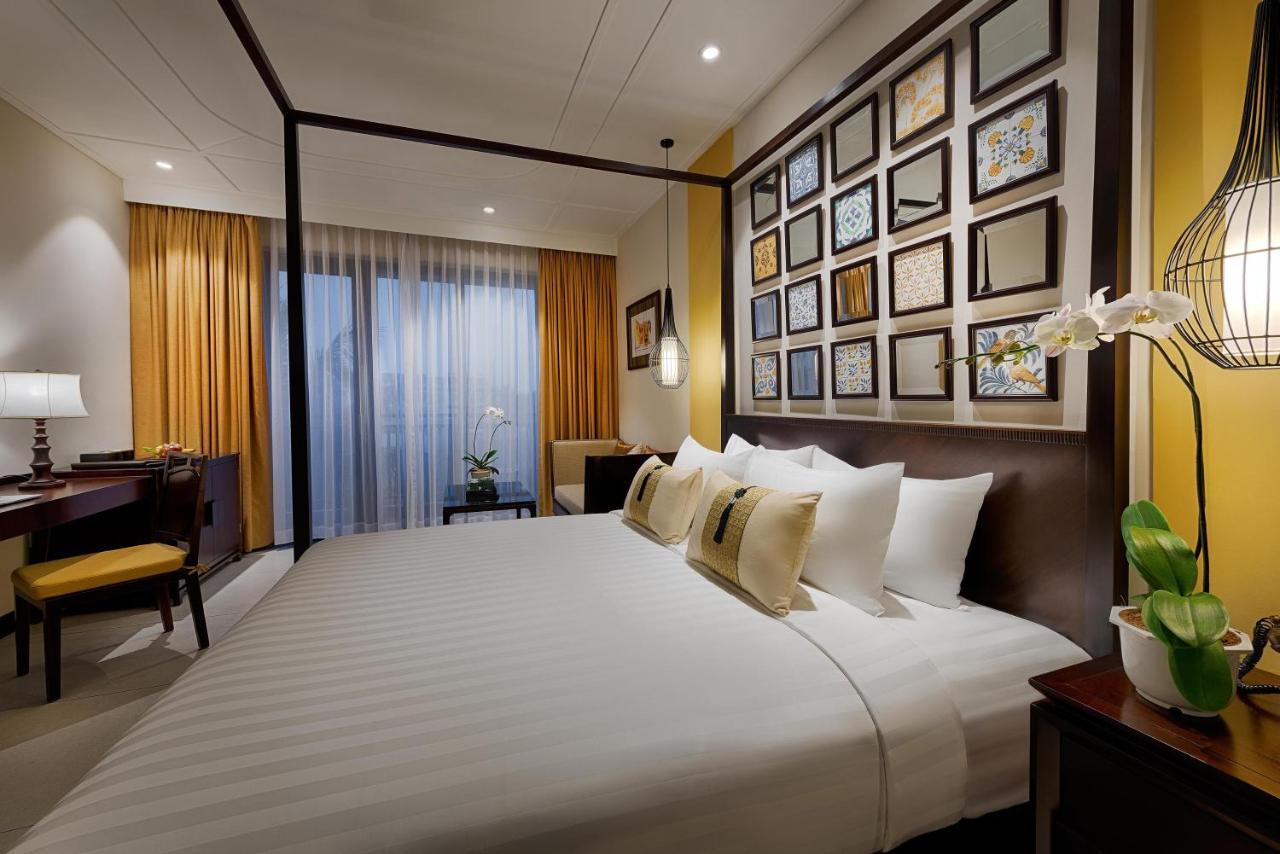 Hotel Allegro . A Little Luxury & 5*