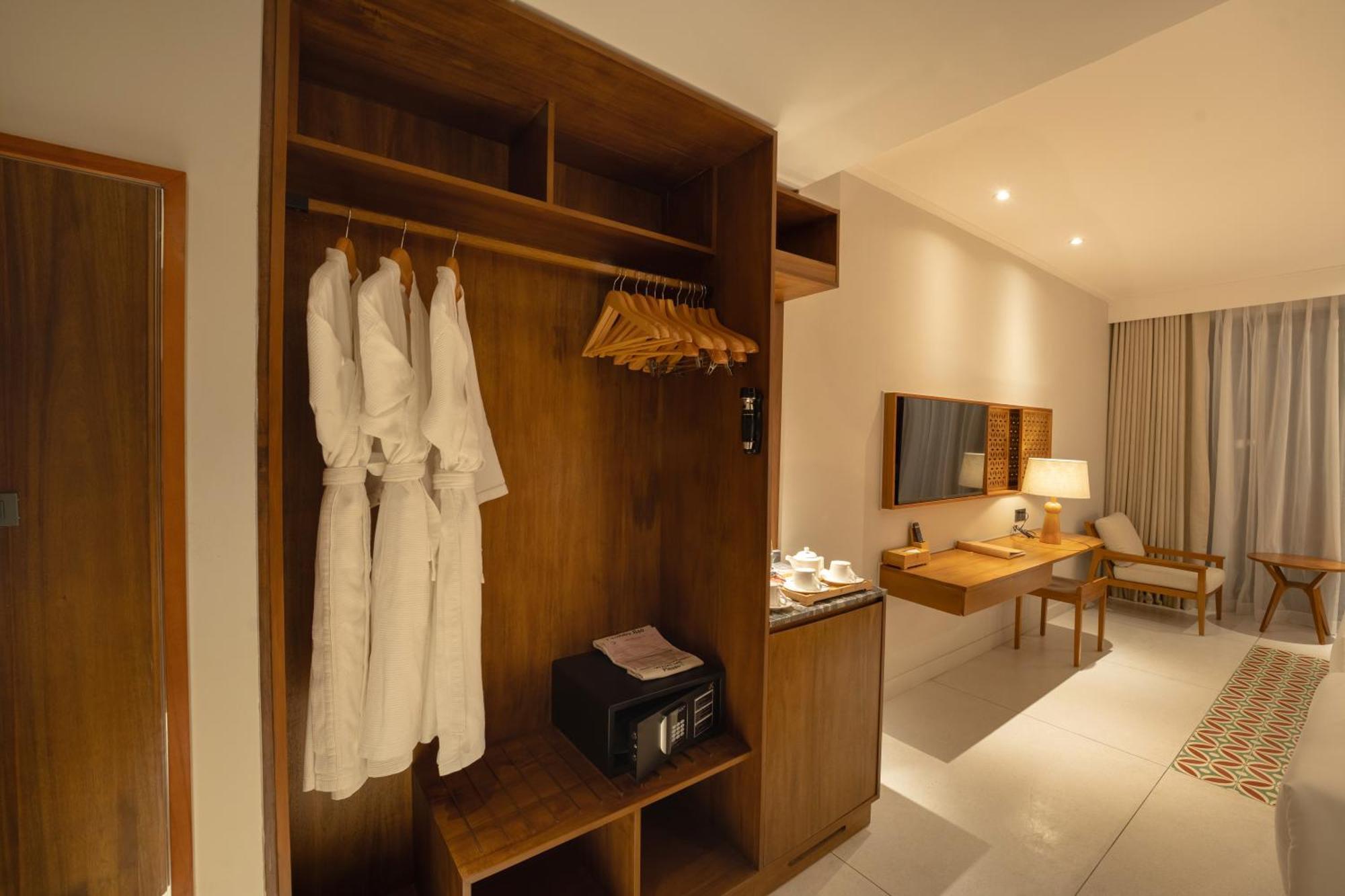 Little Gem. An Eco-friendly Boutique & 5*
