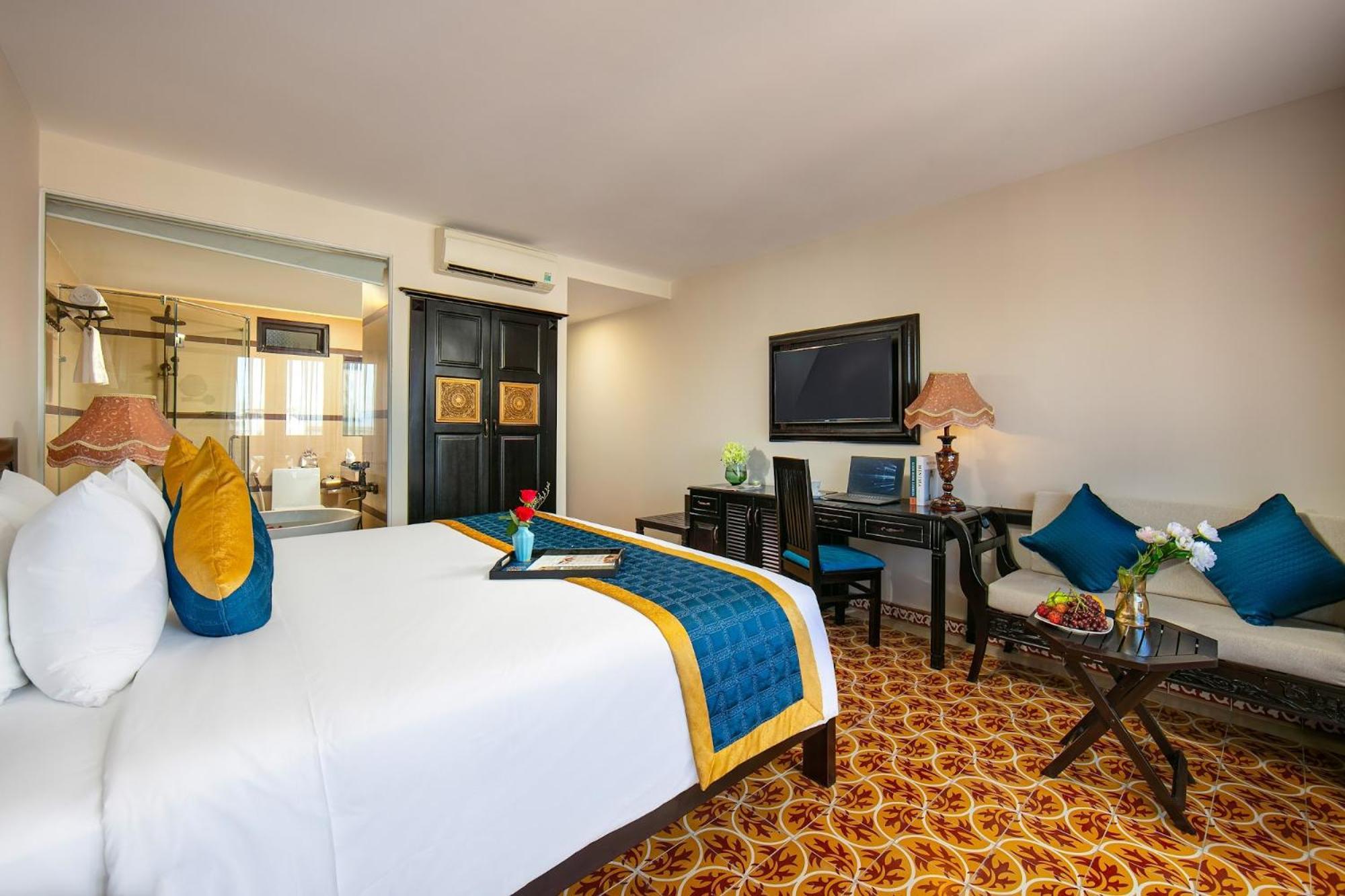 Hotel La Charm & 4*