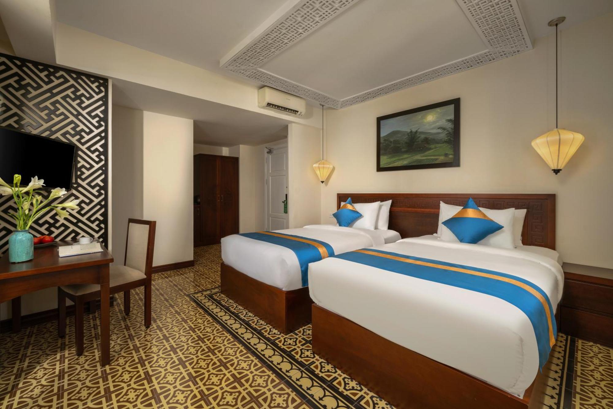 Royal Riverside & 4*