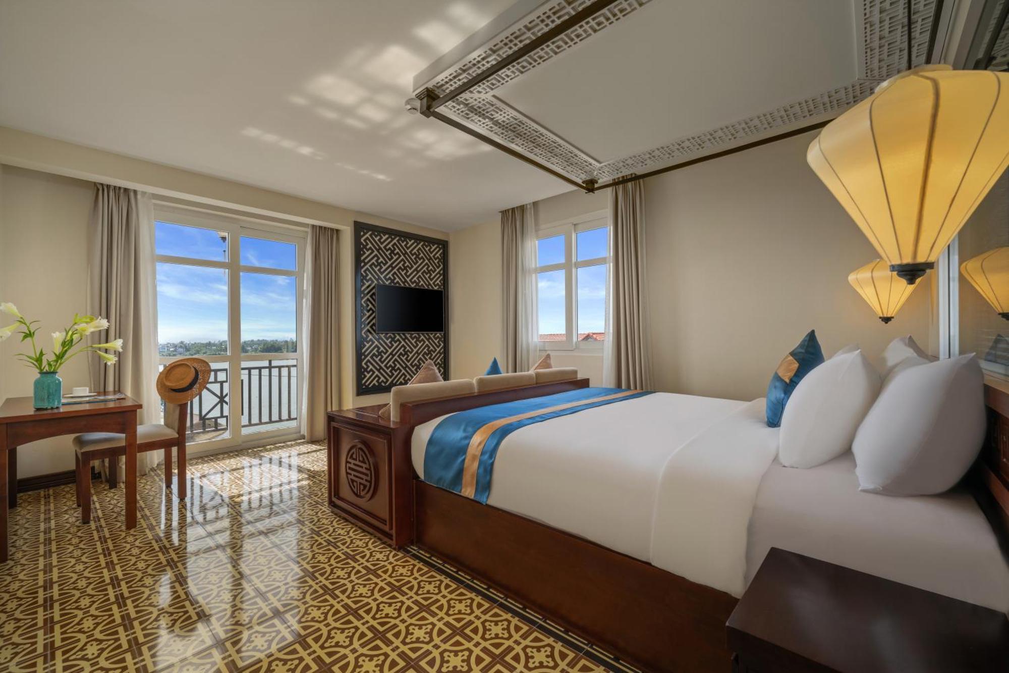 Royal Riverside & 4*