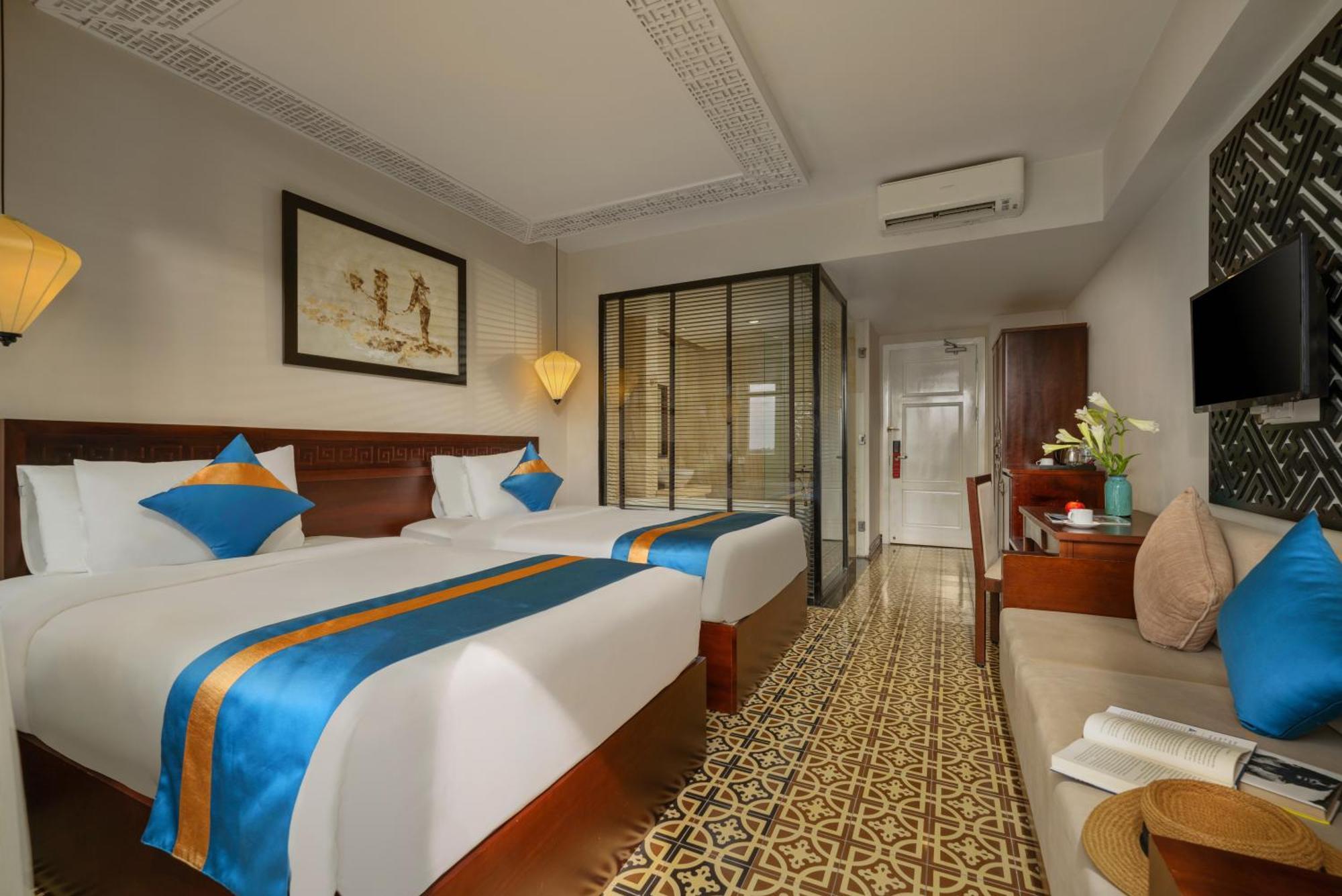 Royal Riverside & 4*