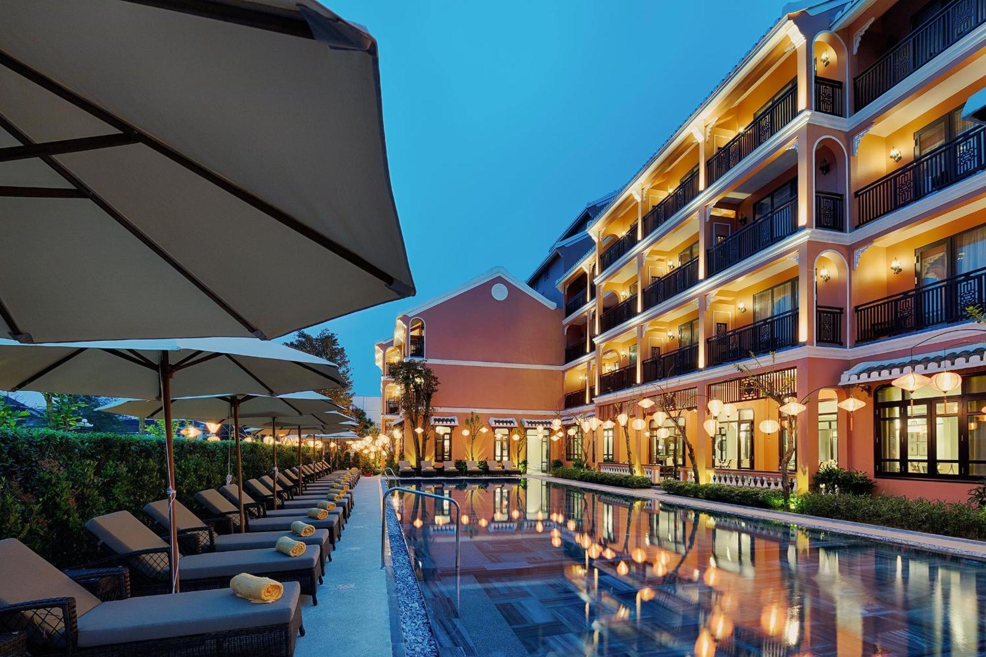 Hotel Allegro . A Little Luxury & 5*