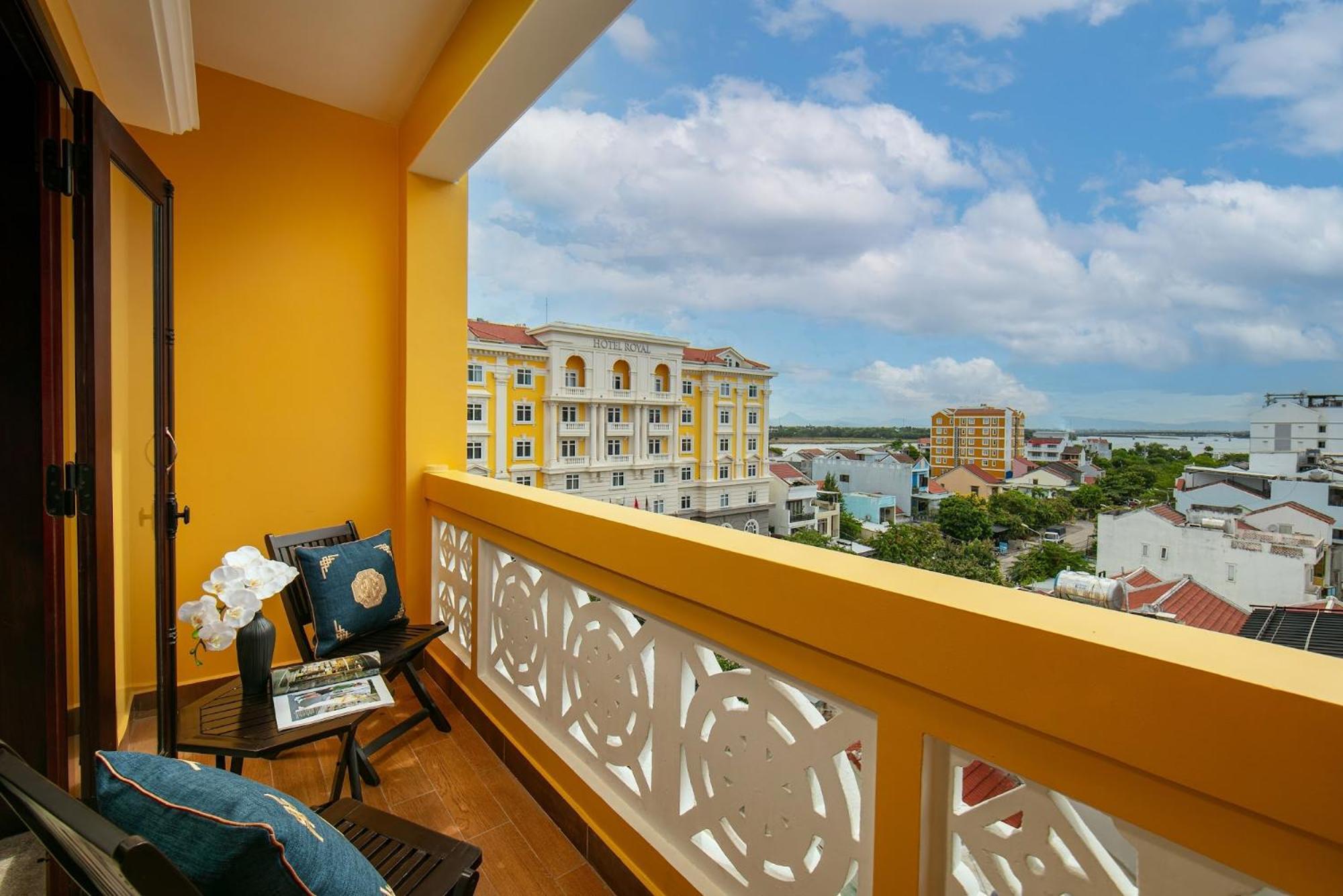 Hotel La Charm & 4*
