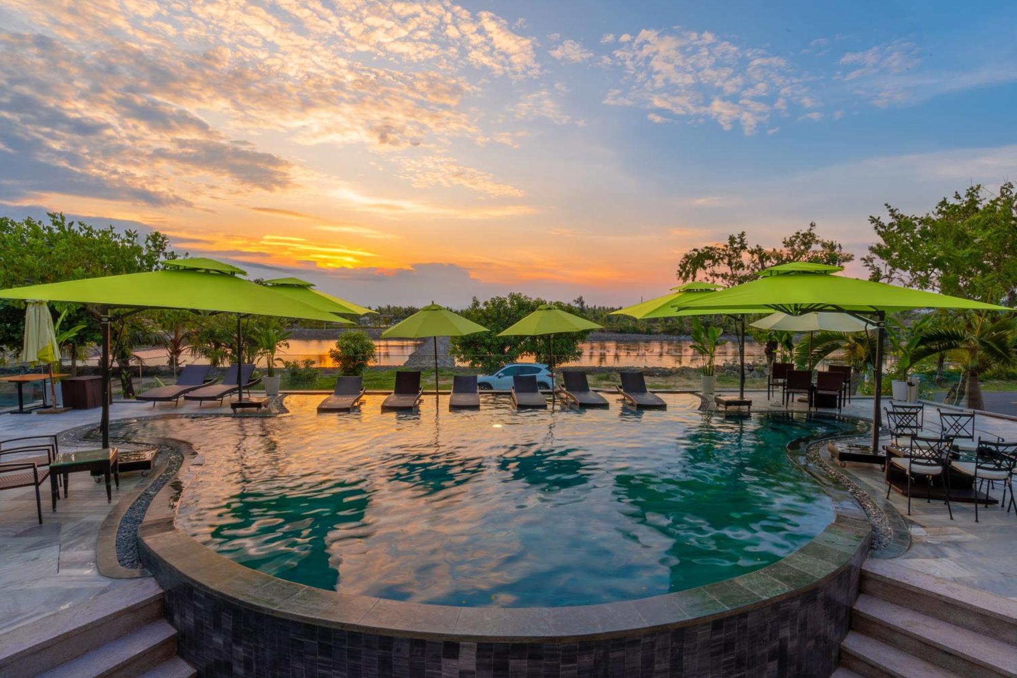 Hotel Elites Riverside & 4*