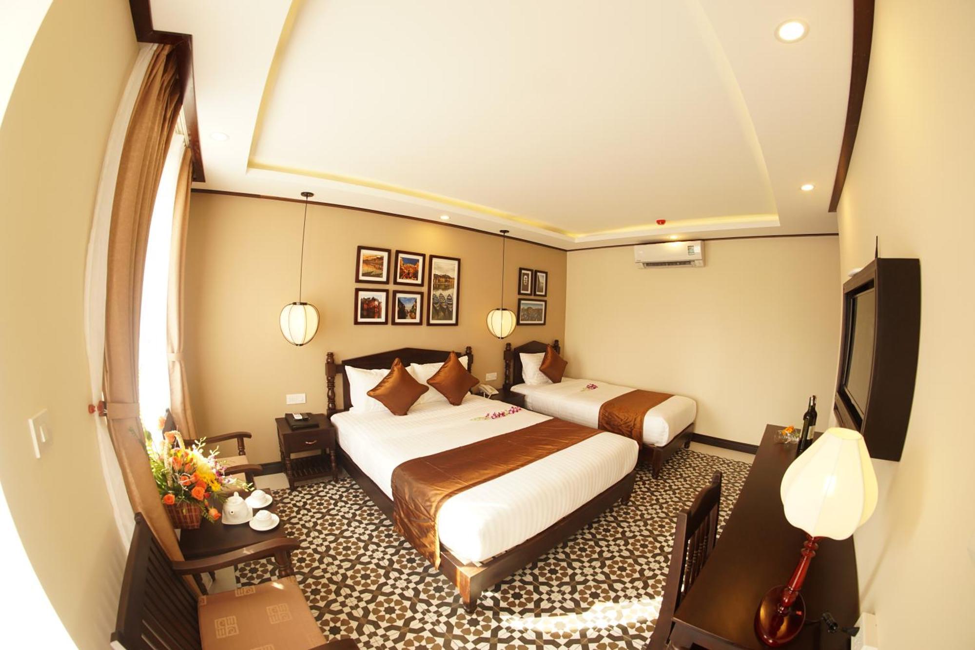 Villa Golden Bell Backpacker & Pool Bar