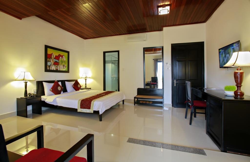 Red Frangipani Villa *