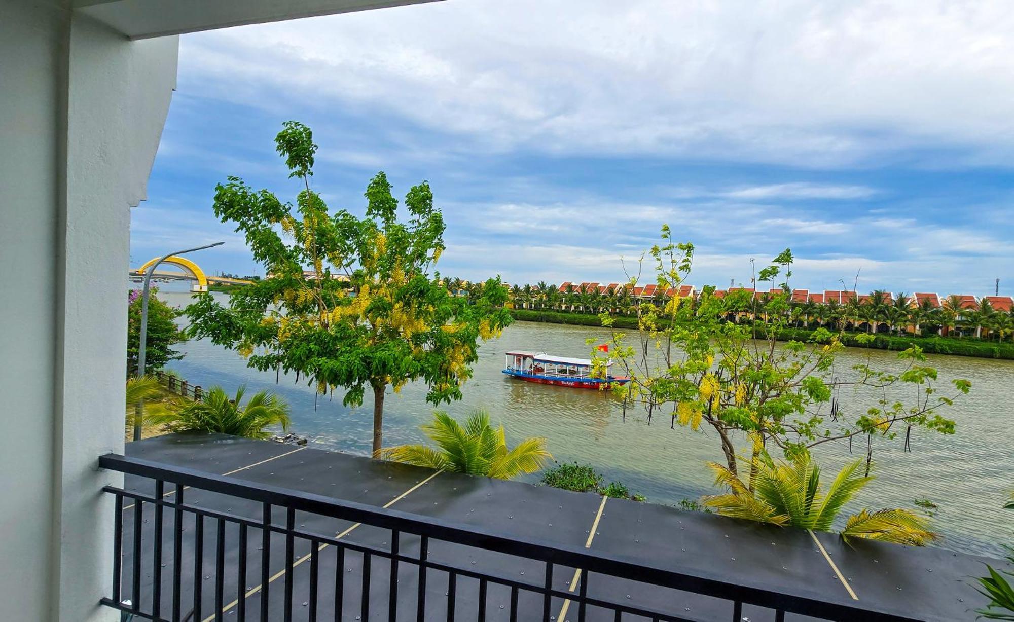 Riverside White House Hotel