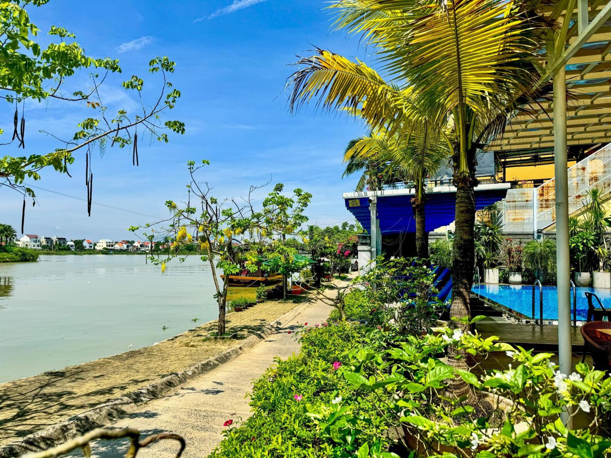 Riverside White House Hotel