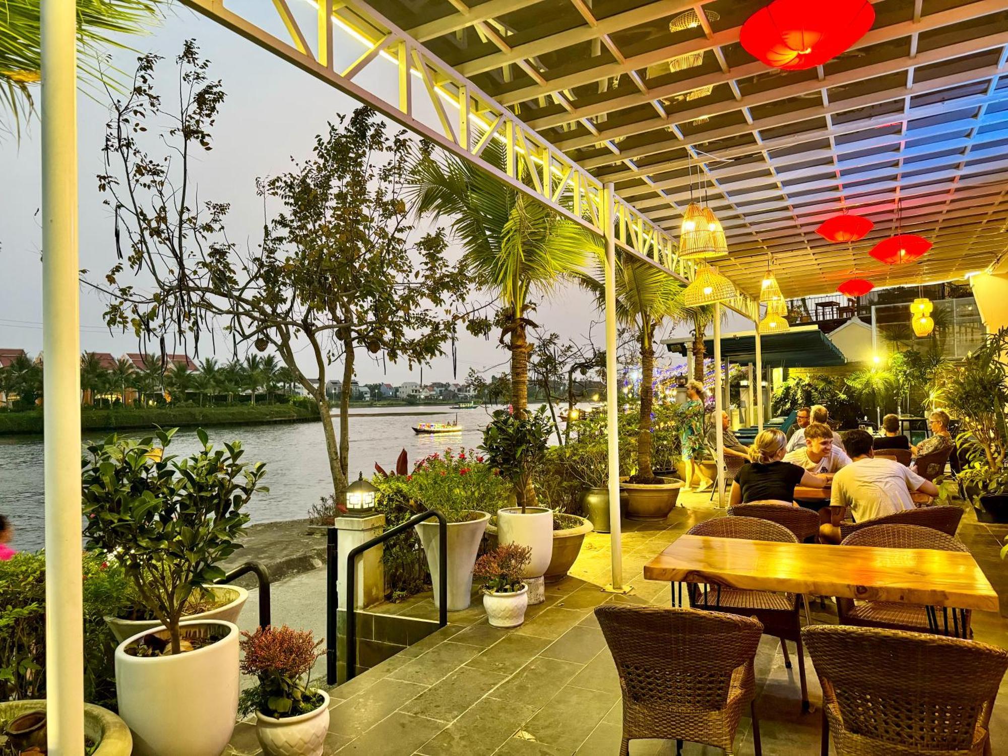 Hotel Riverside White House 3*