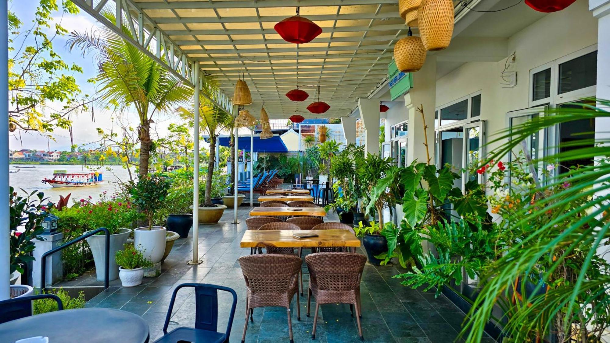 Riverside White House 3*