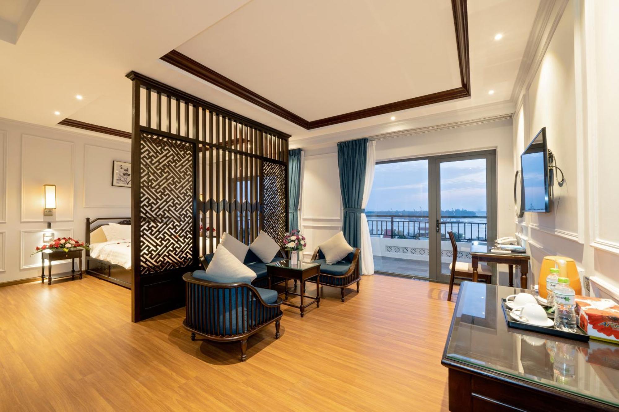 Eco Lux Riverside & 4*