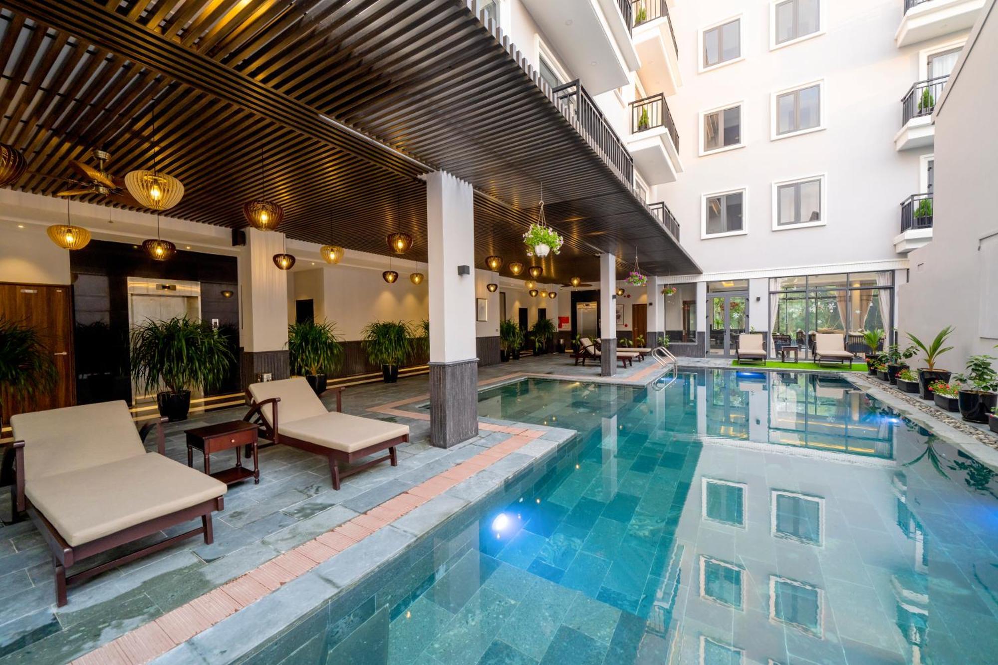 Hotel Eco Lux Riverside & 4*