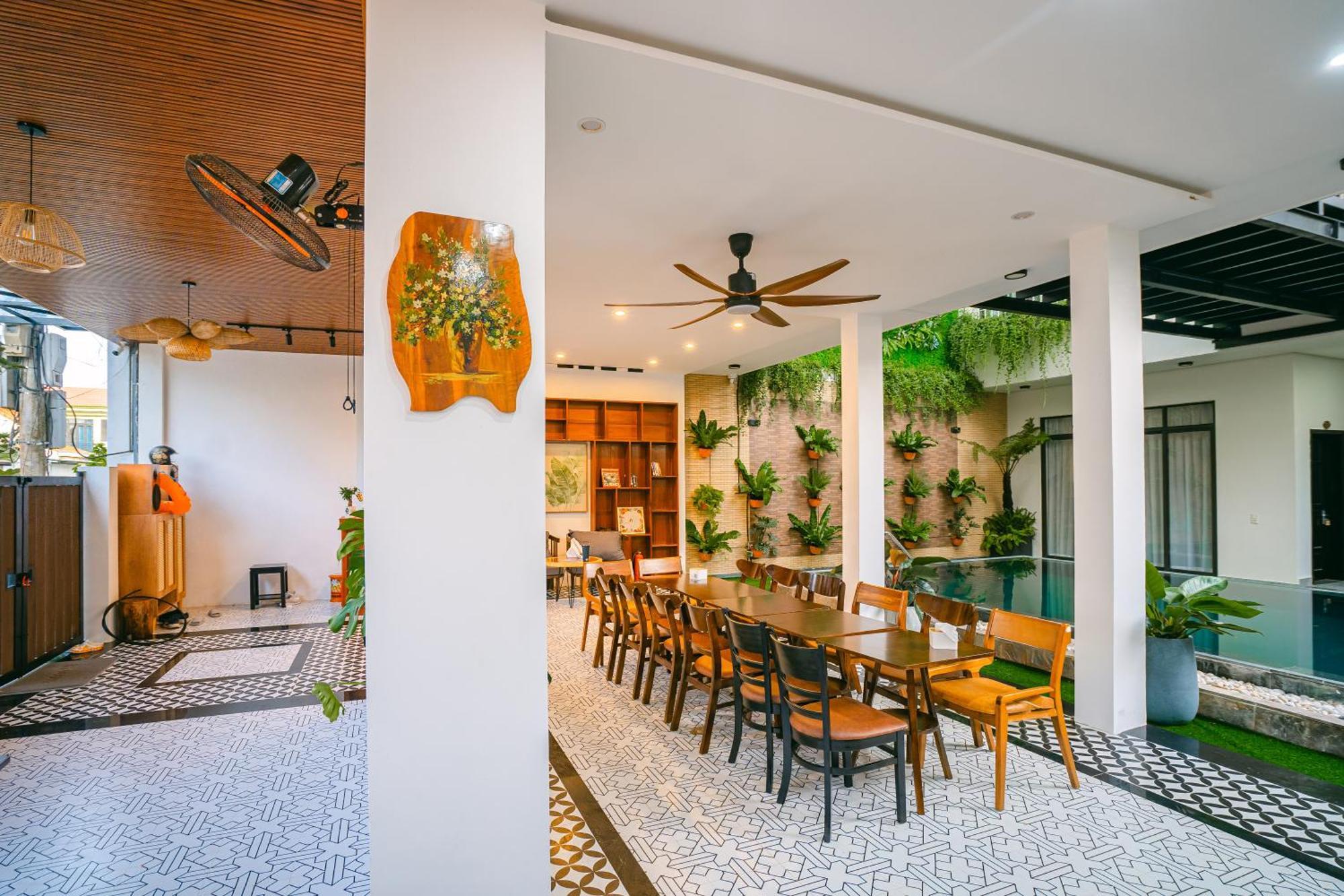 Palm Hotel