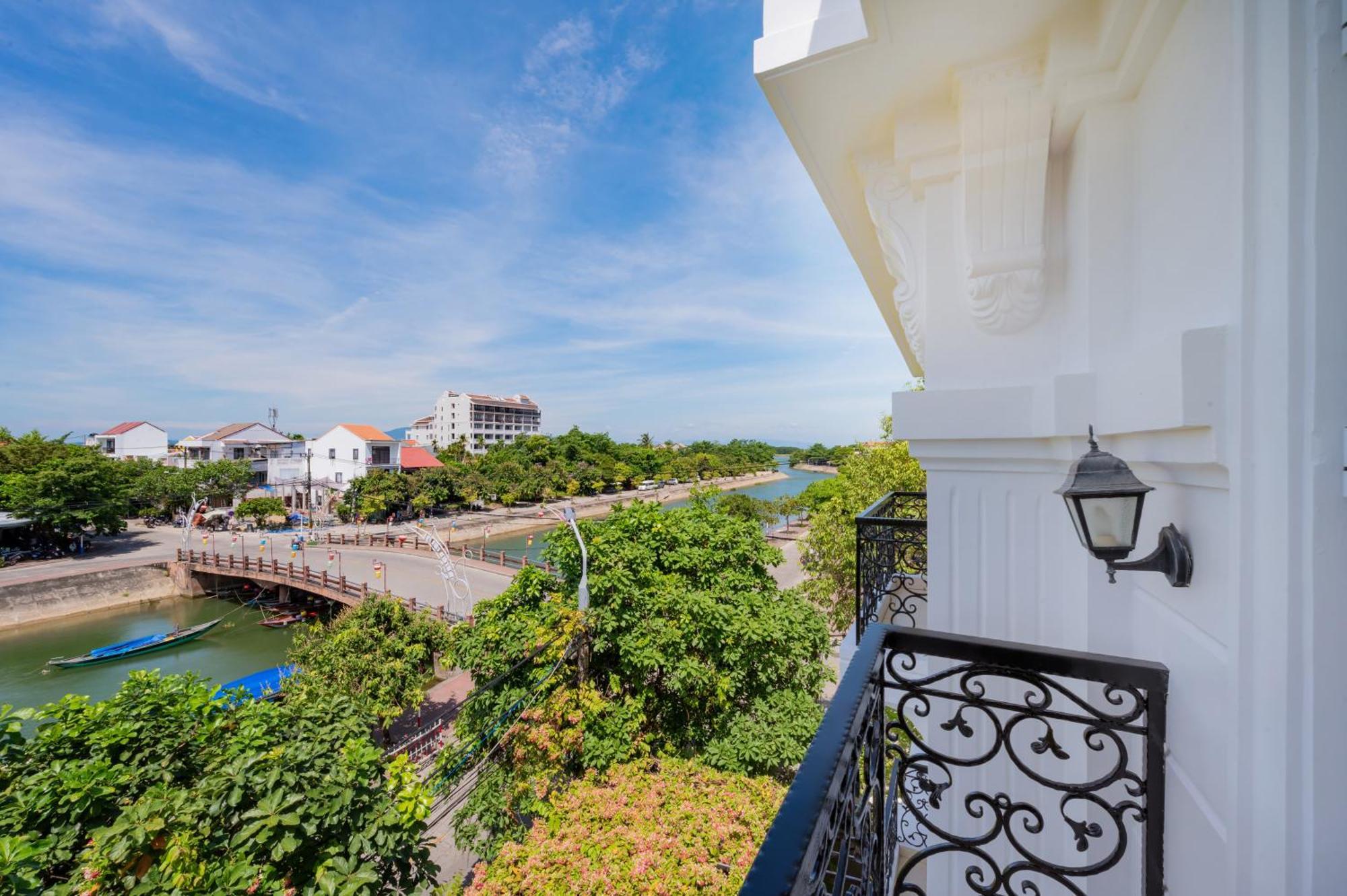 Canal House 3*