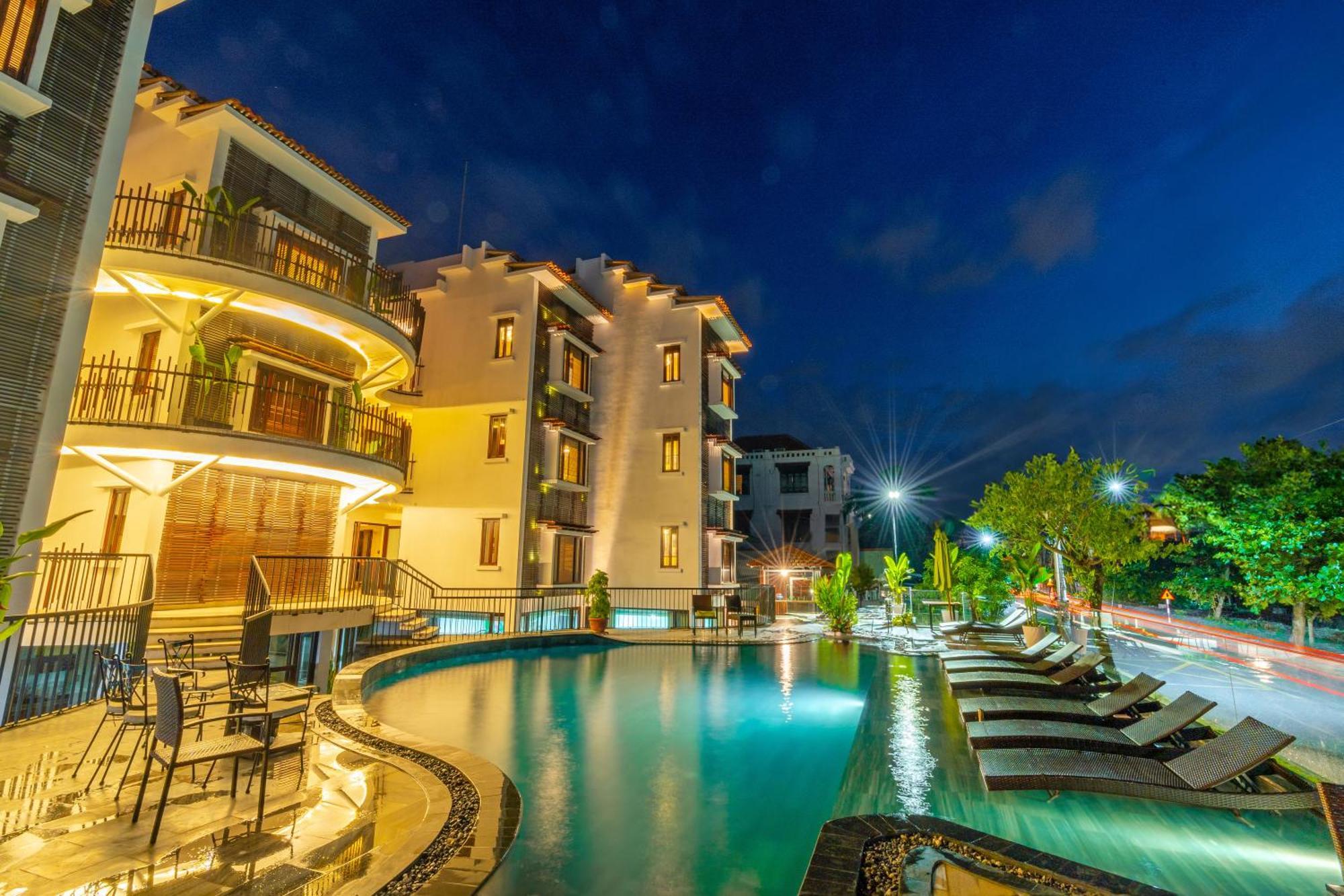 Elites Riverside & 4*