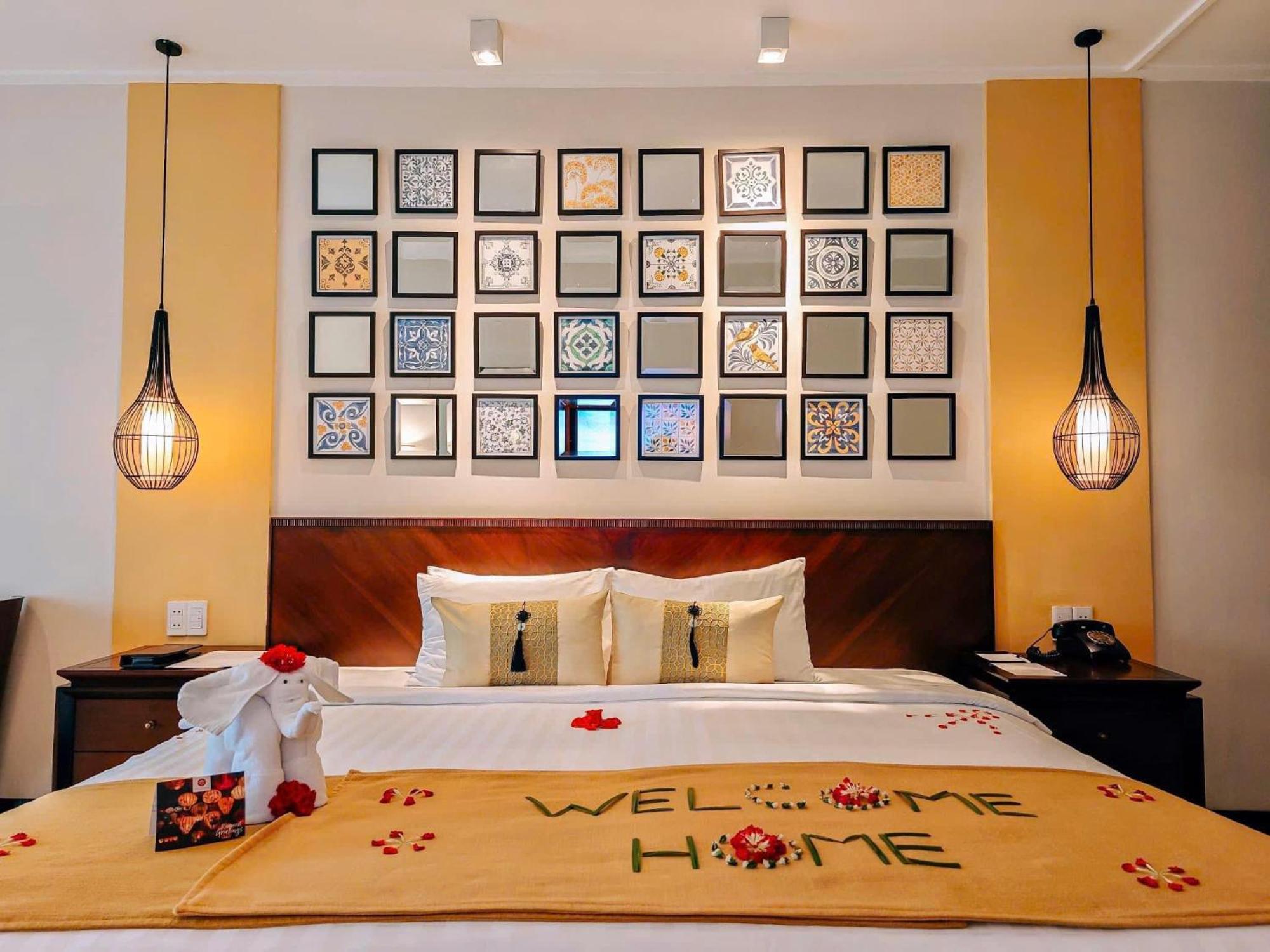 Hotel Allegro . A Little Luxury & 5*