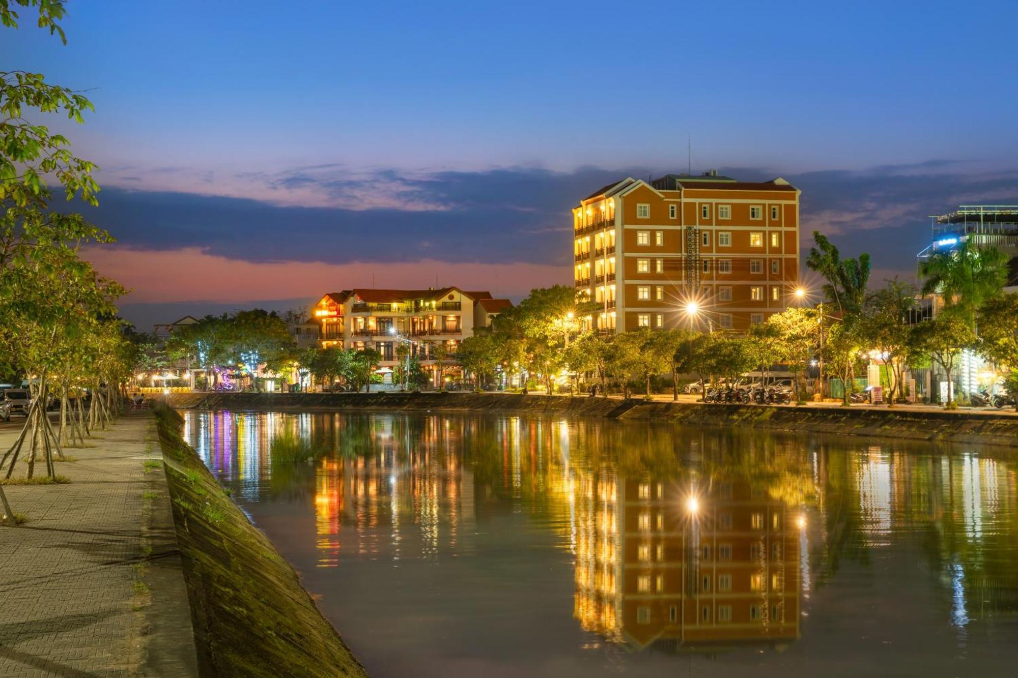 Royal Riverside &