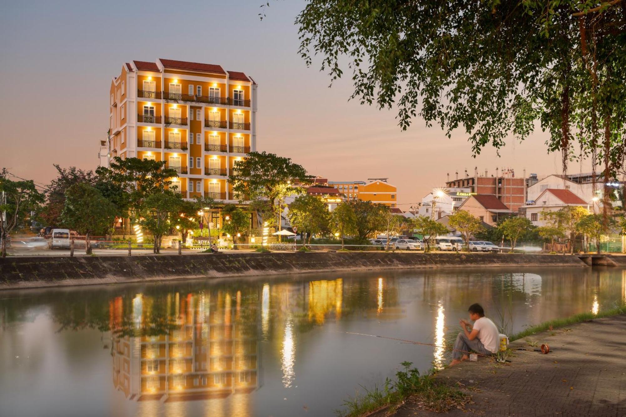 Royal Riverside & Hotel