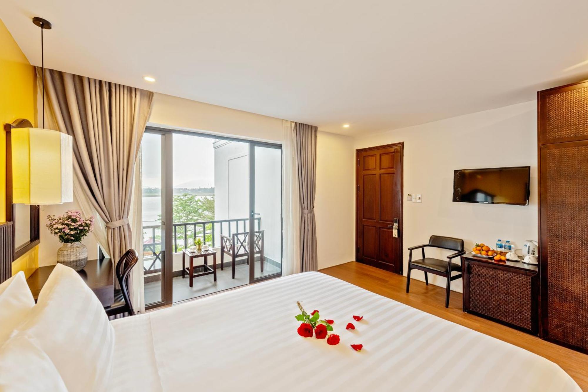 Serene Riverside 4*
