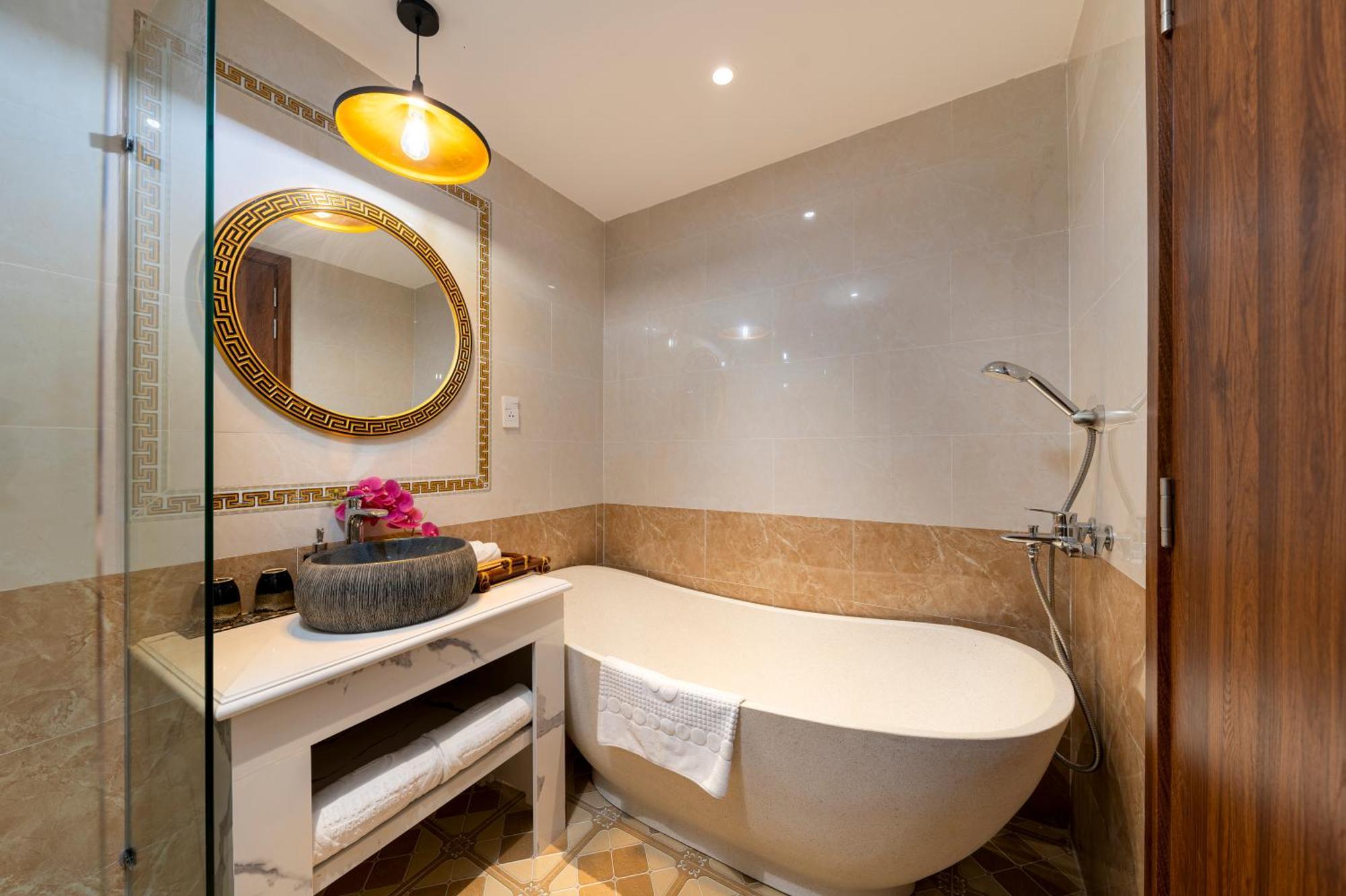 Babylon Riverside & Hotel 5*