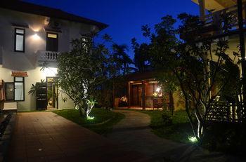Villa Red Frangipani