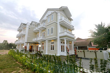 Golden Bell Backpacker & Pool Bar Hoi An