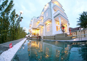 Golden Bell Backpacker & Pool Bar Villa *