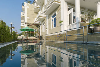 Villa Golden Bell Backpacker & Pool Bar