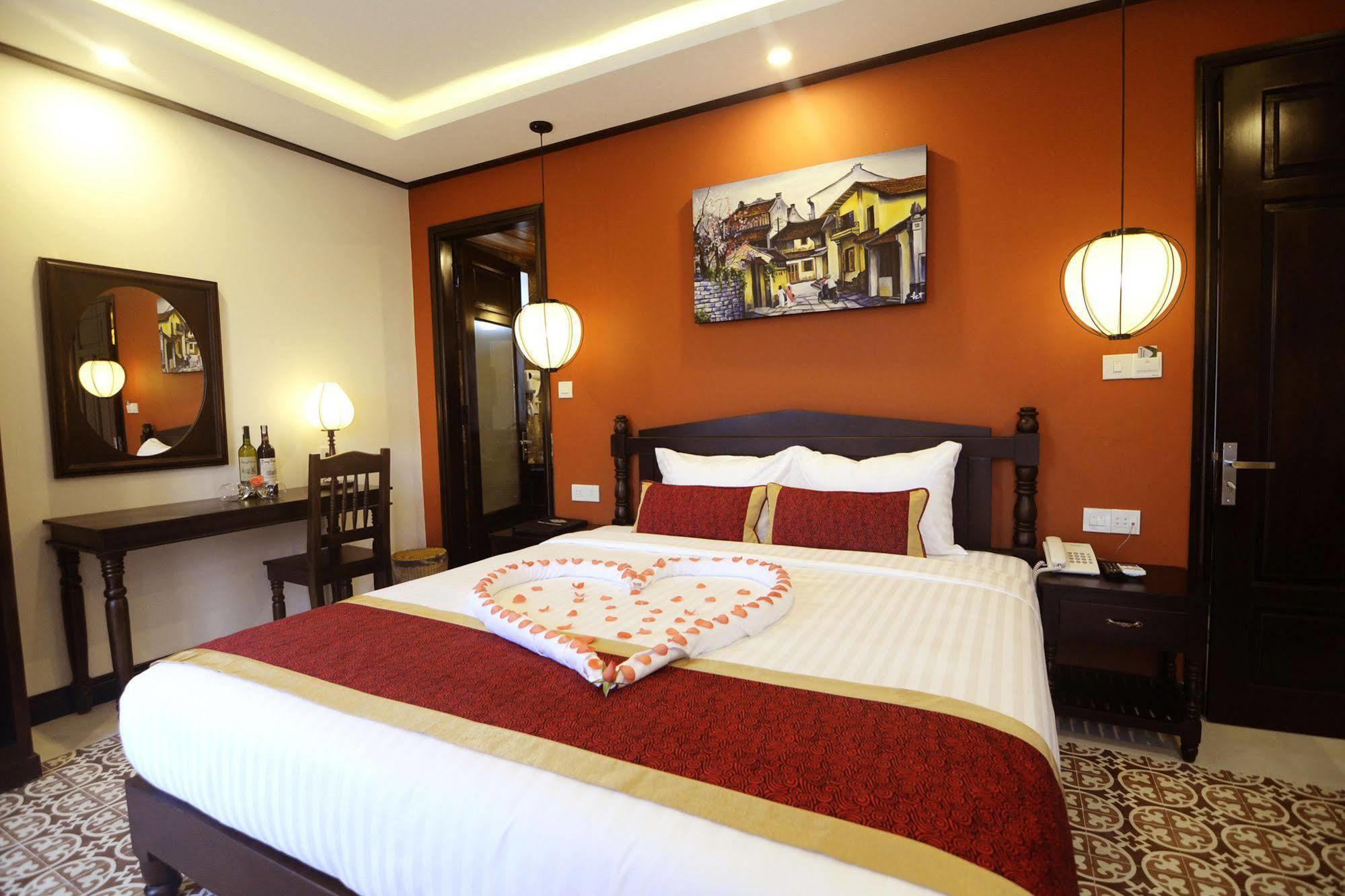 Golden Bell Backpacker & Pool Bar * Hoi An