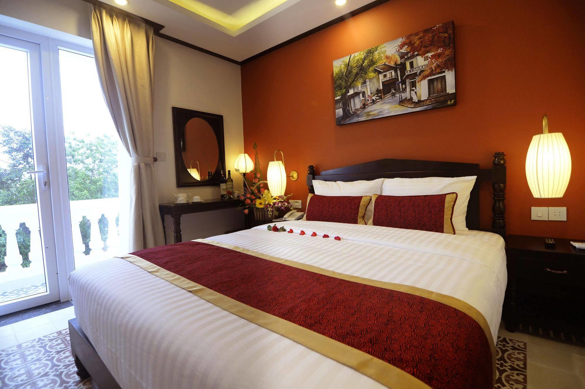 Golden Bell Backpacker & Pool Bar Villa *
