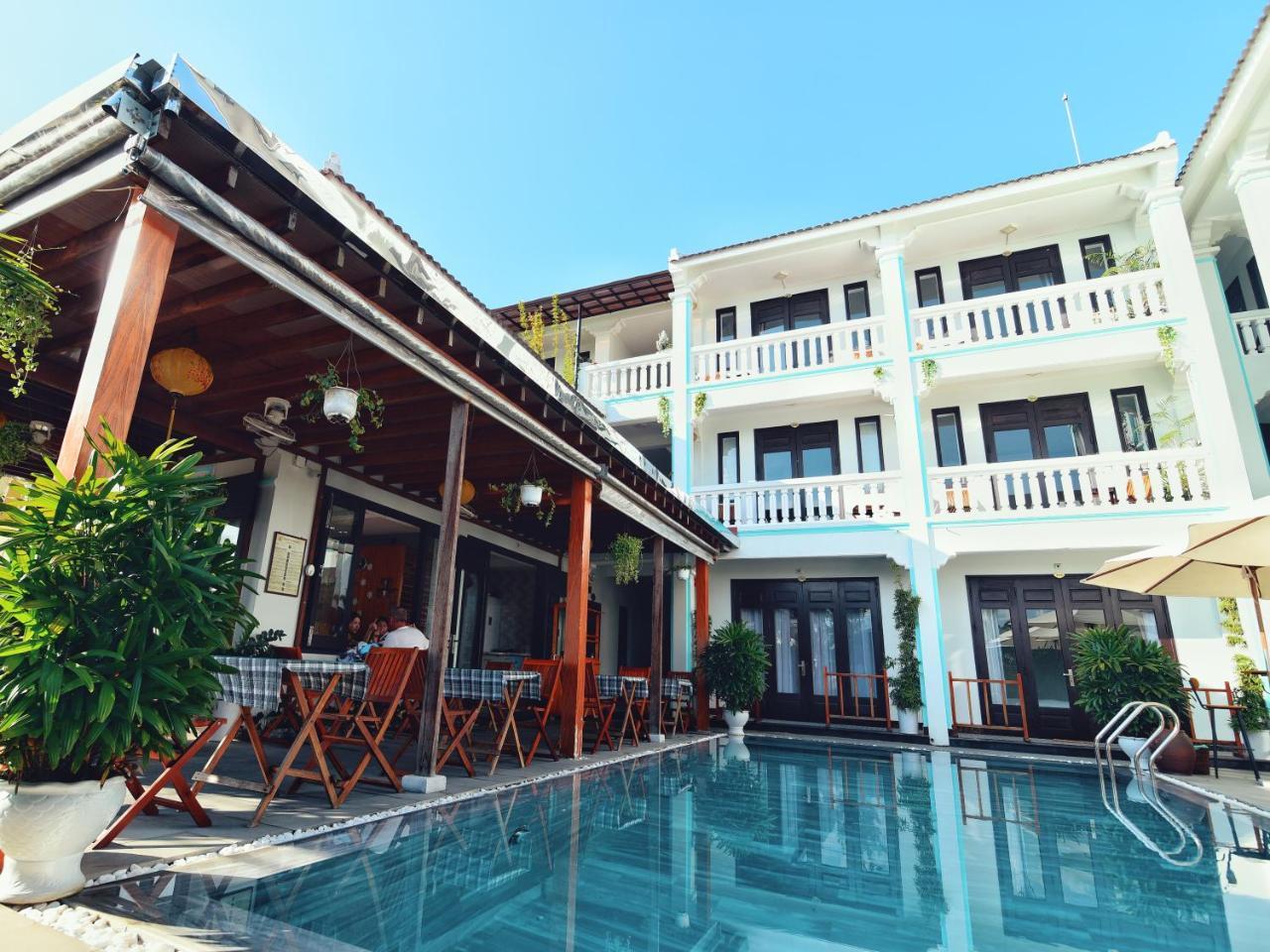 Estuary Hotel 3*